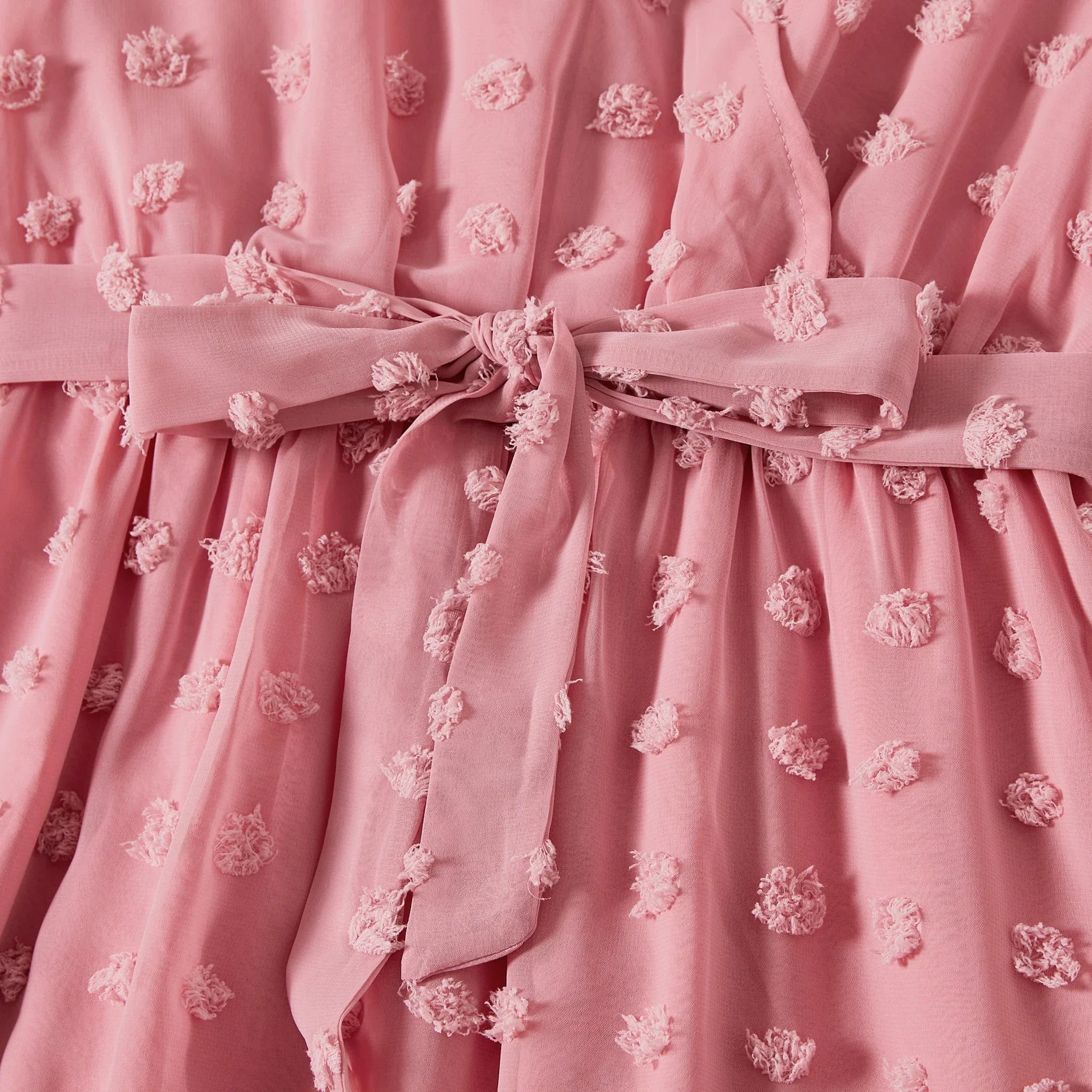 Ceinture nouée en ruban assorti de la robe mère rose fluide