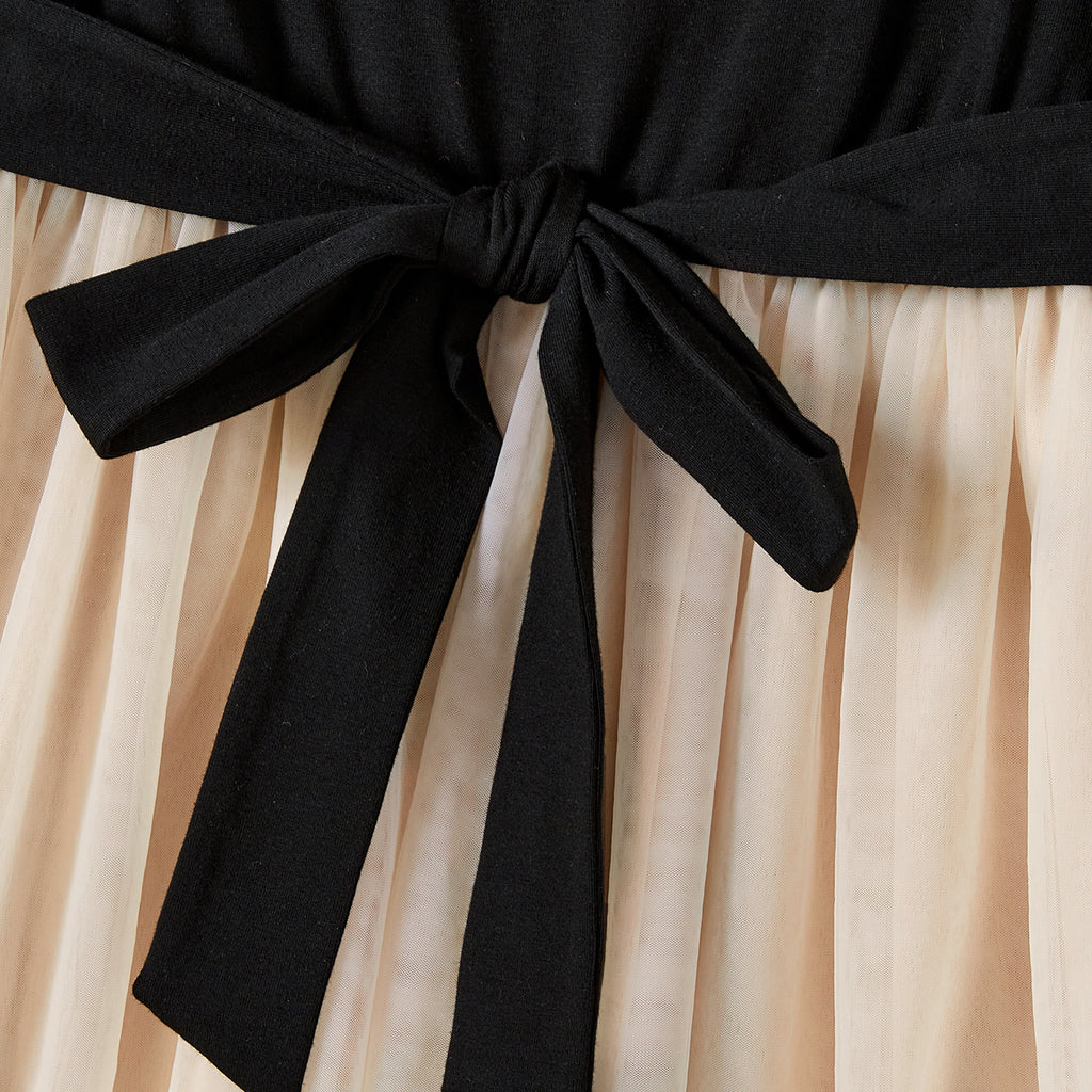 Détail du nœud noir à la taille de la robe mère fille assortie