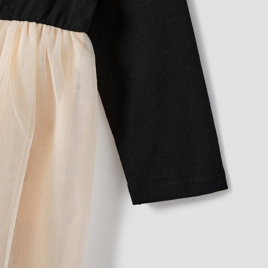 Détail de la manche longue noire de la robe assortie