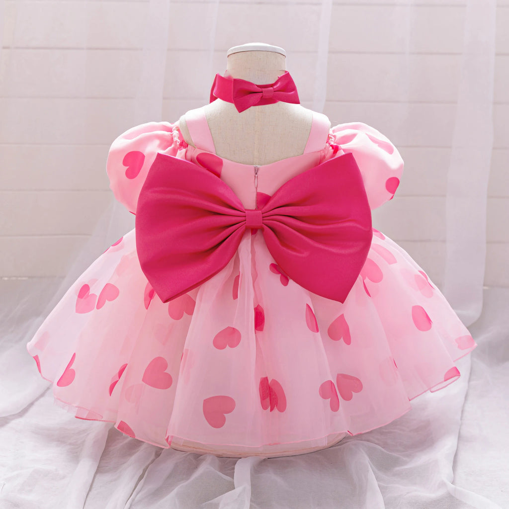 Vestido infantil con un mágico corazón rosa