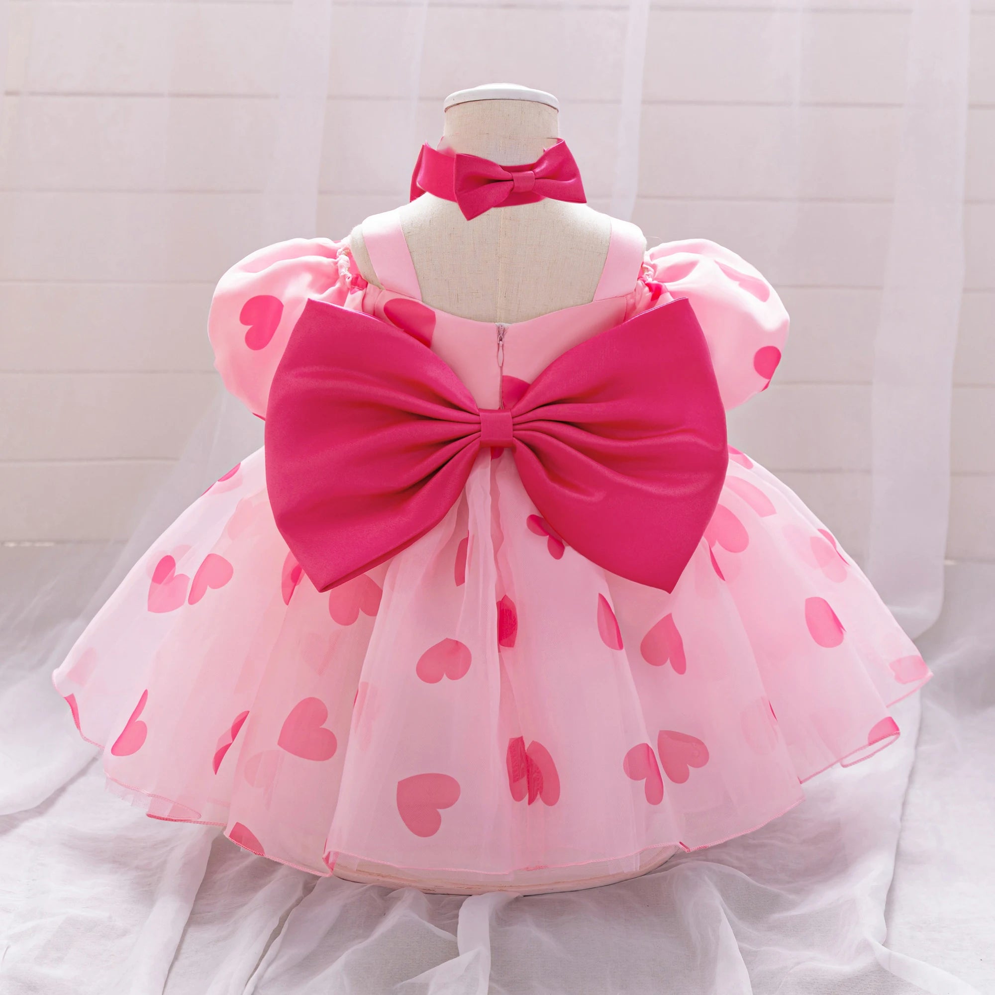 Vestido infantil con un mágico corazón rosa