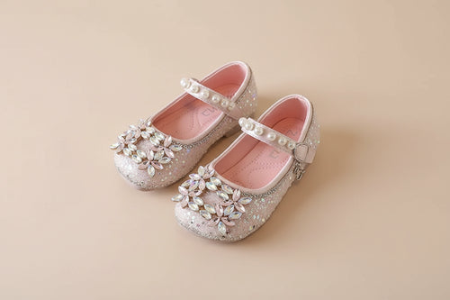 Détail des strass en forme de fleur sur les ballerines fille
