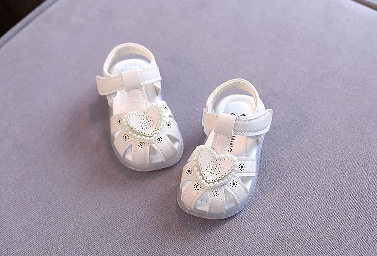 Sandali a forma di cuore per bambini