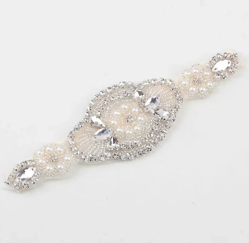 Bandeau pour enfant avec des strass bleu, gros plan perles