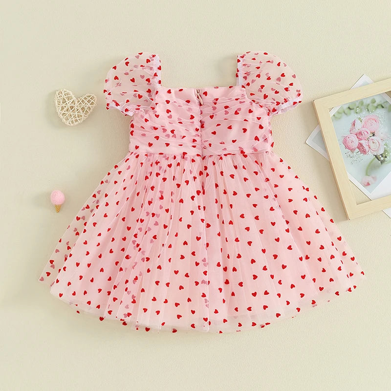 Vestido de niña con pequeño corazón rojo