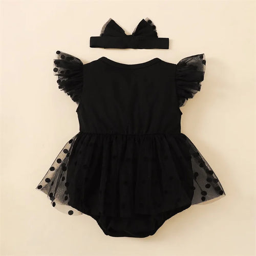 Bébé fille portant la barboteuse noire de cérémonie pour occasion spéciale