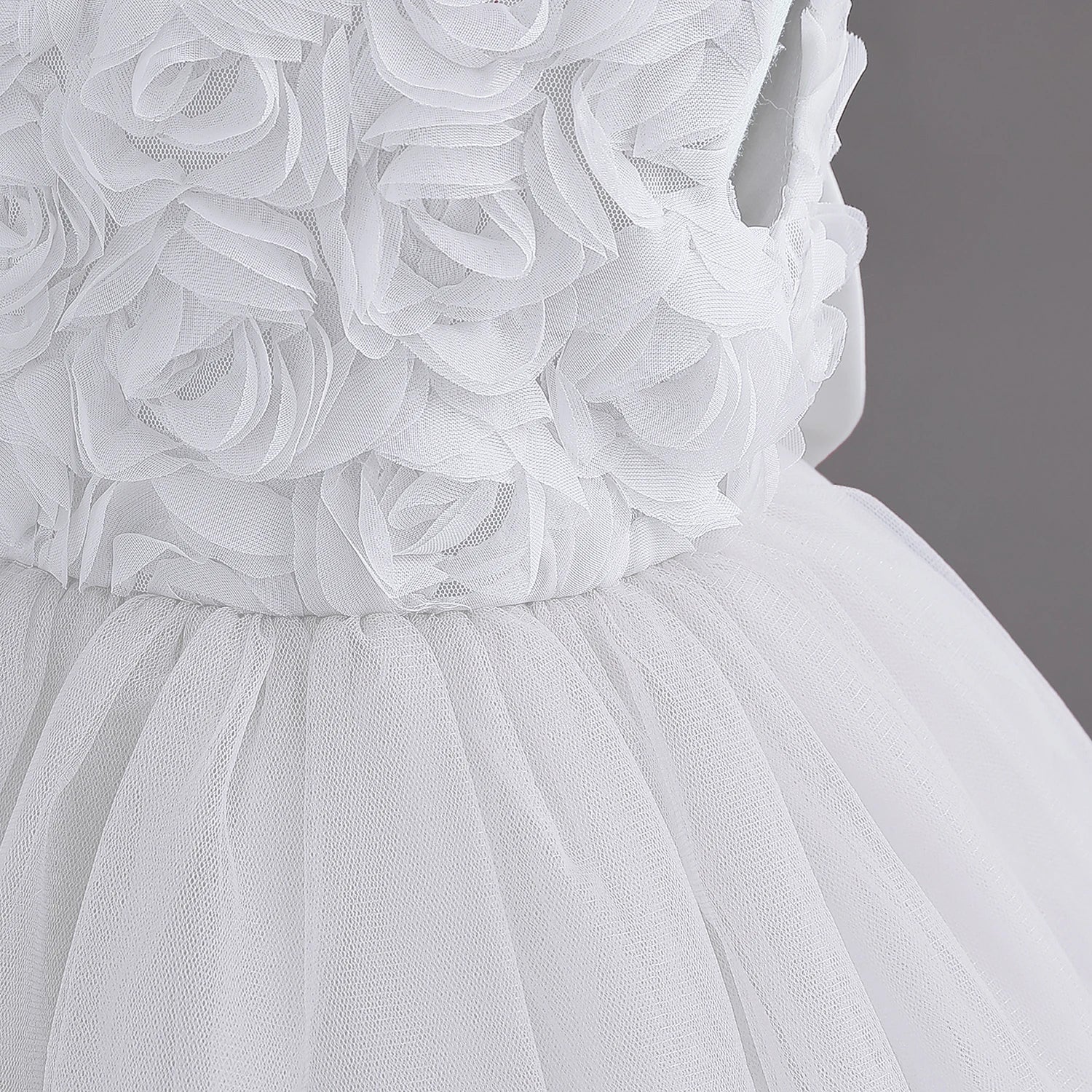 Vestido formal de niña con corpiño floral 