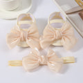 Chaussures bébé satin blanc portées par un bébé