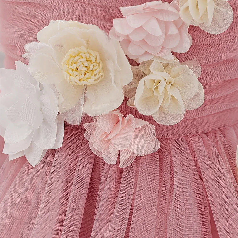 Elégante robe fleurie et douce bébé