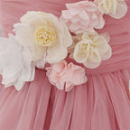 Elégante robe fleurie et douce bébé