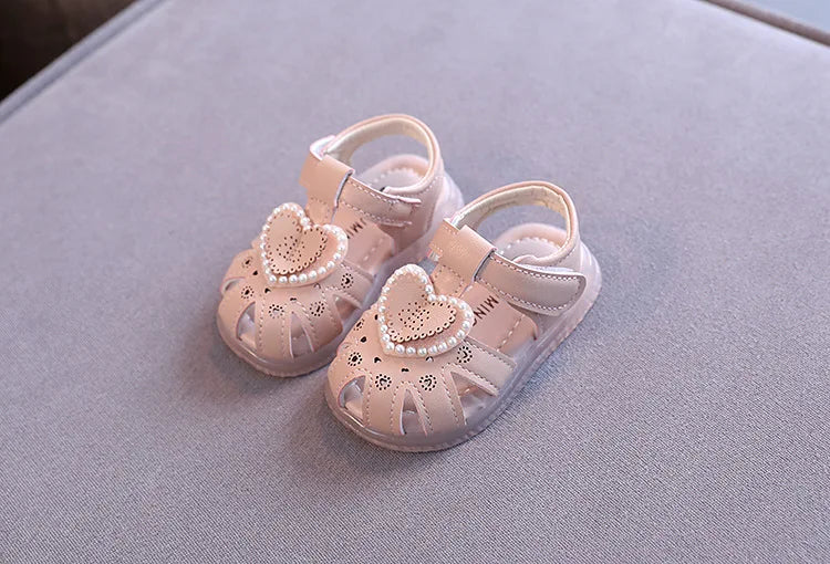 Sandali a forma di cuore per bambini