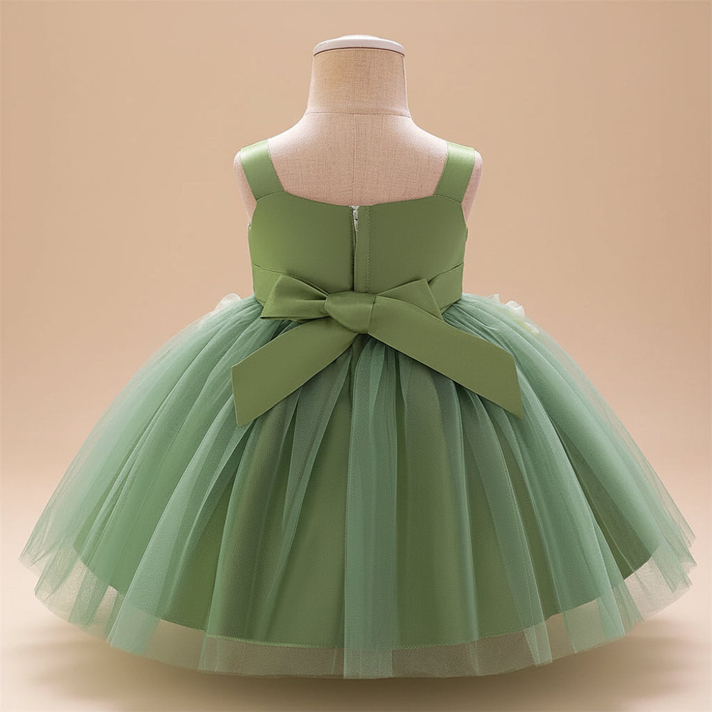 Elégante robe fleurie et douce bébé