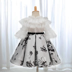 Vestido floral y elegancia infantil