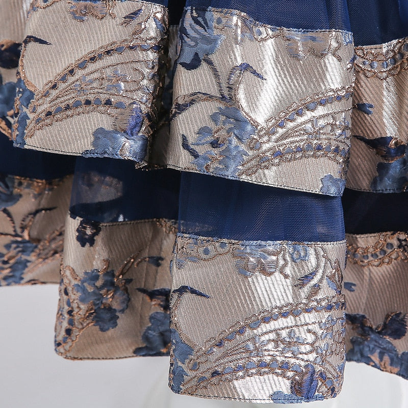 Elegante vestido de gala para niñas con un lazo en los hombros.