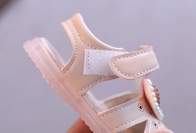 Sandali a forma di cuore per bambini