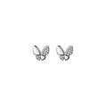 Boucle d'oreille papillon portée par une petite fille