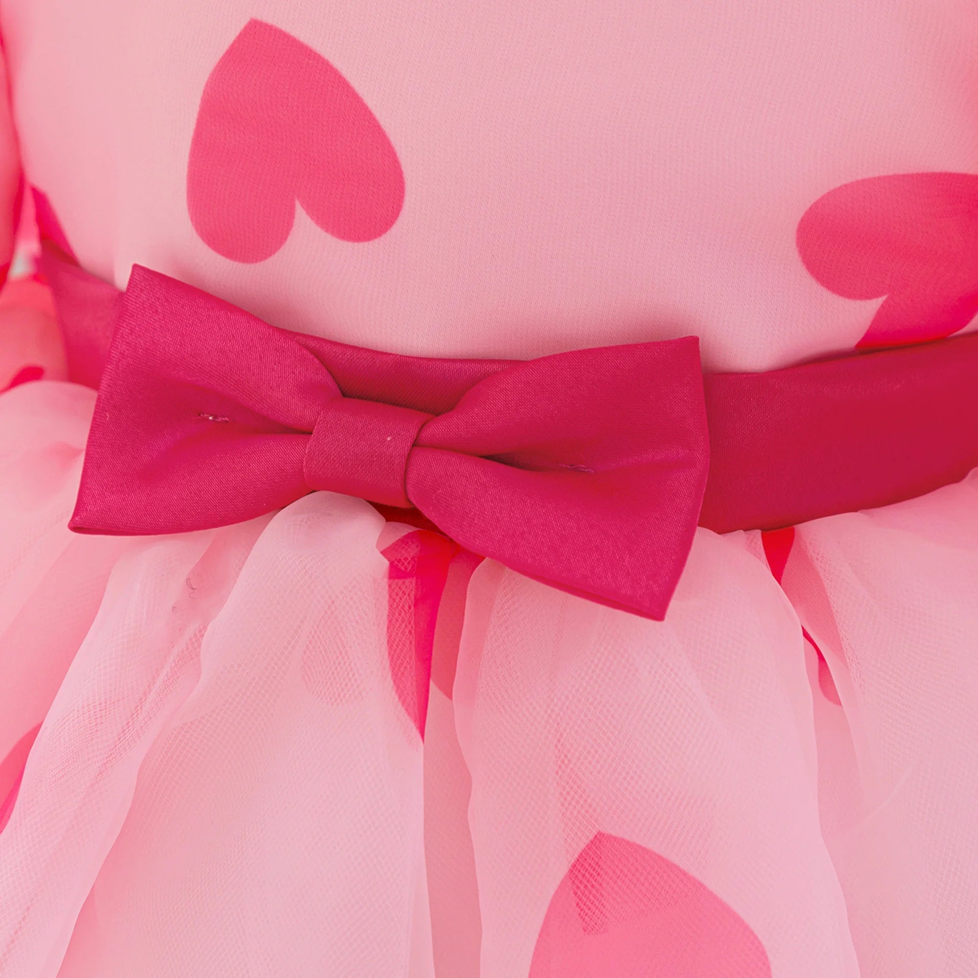 Vestido infantil con un mágico corazón rosa