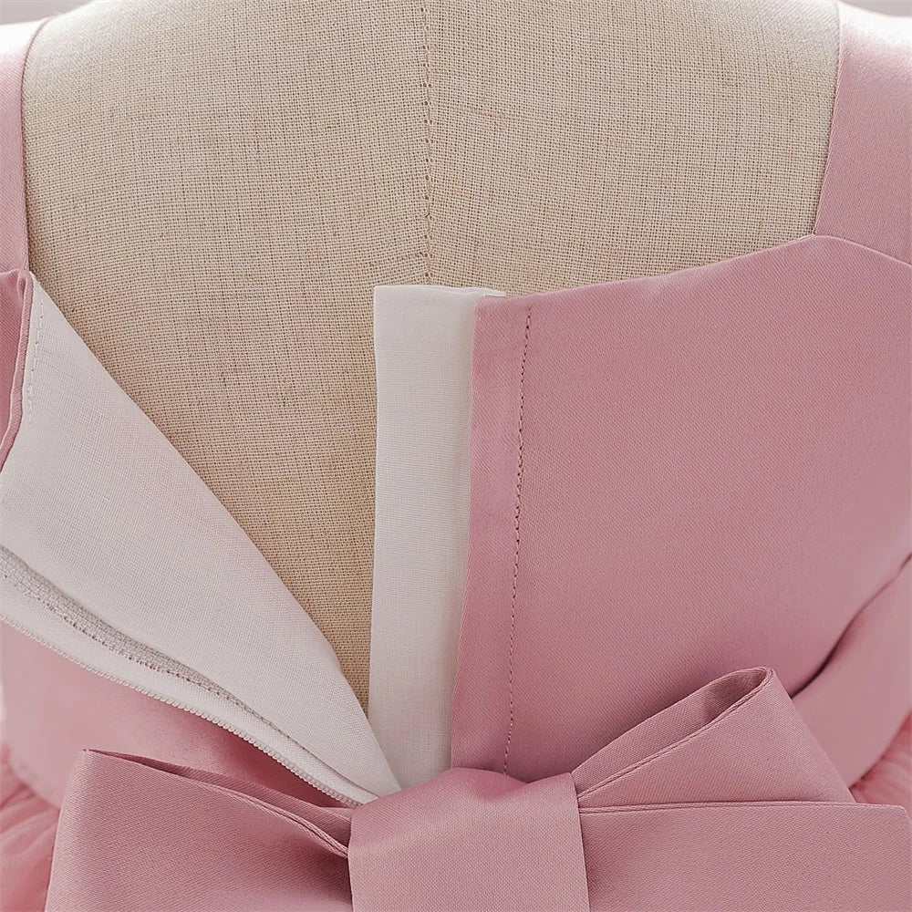 Elégante robe fleurie et douce bébé