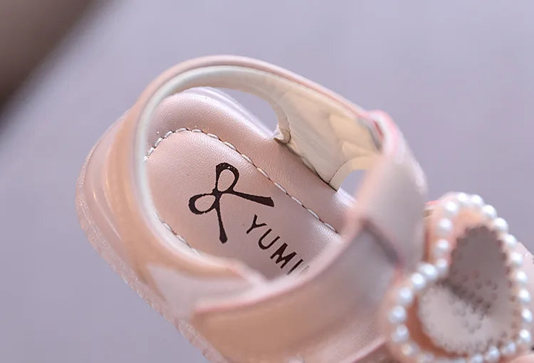 Sandali a forma di cuore per bambini