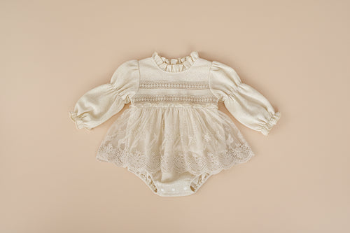 Barboteuse bébé cérémonie beige détail dentelle, tenue fête bébé 12 mois