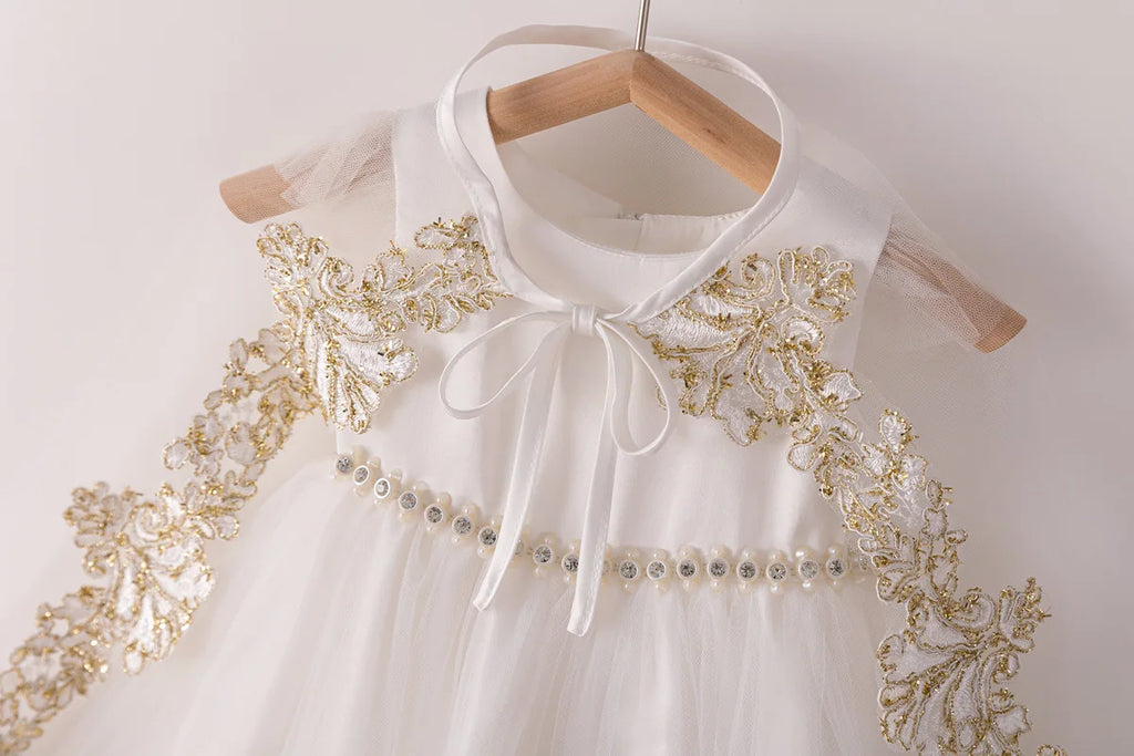 Abito e mantello per il compleanno dei bambini di Rita