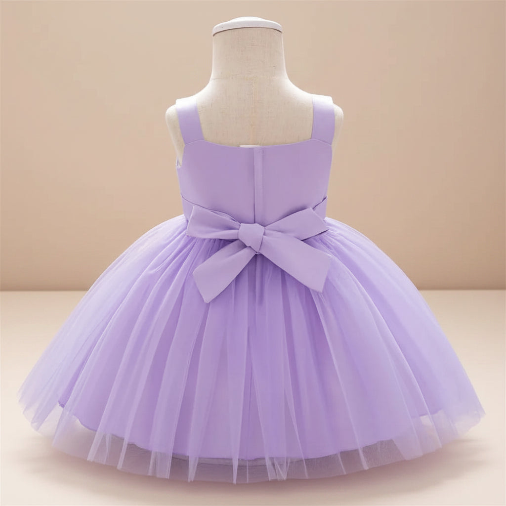 Elégante robe fleurie et douce bébé