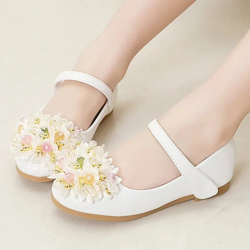 Ballerine per bambini con un mazzo di fiori