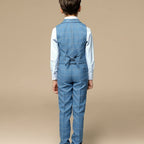 Dos du costume cérémonie garçon bleu, gilet ajusté à carreaux