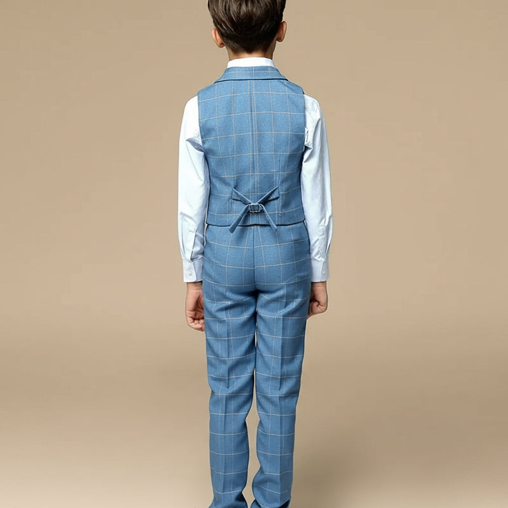 Dos du costume cérémonie garçon bleu, gilet ajusté à carreaux
