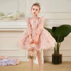 El vestido formal de mi pequeña niña de plumas