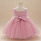 Elégante robe fleurie et douce bébé
