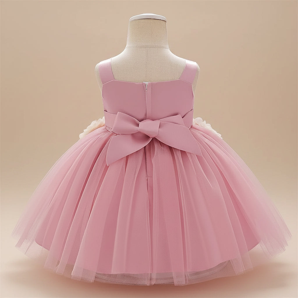 Elégante robe fleurie et douce bébé