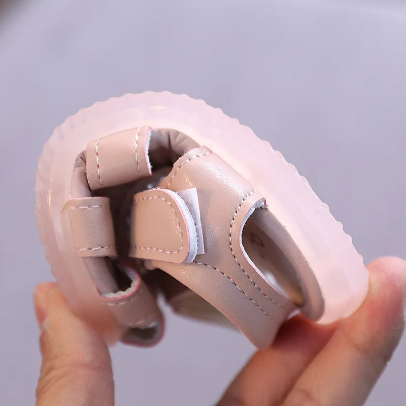 Sandali a forma di cuore per bambini