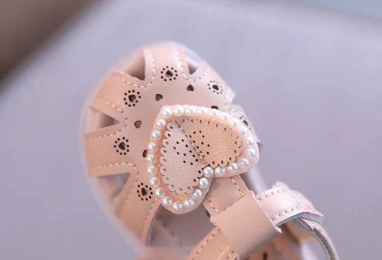Sandali a forma di cuore per bambini