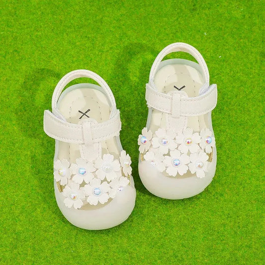 Sandales bébé avec de petites fleurs