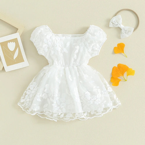 Barboteuse blanche bébé 3 mois, broderies florales et manches bouffantes