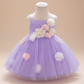 Elégante robe fleurie et douce bébé