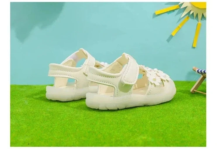 Sandali per bambini con piccoli fiori