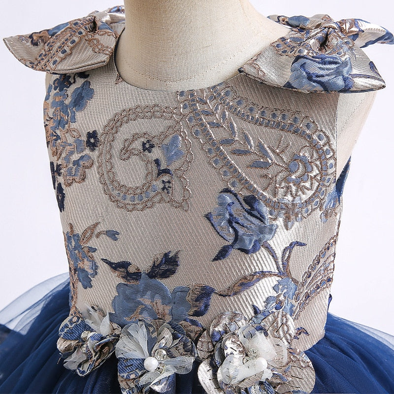 Elegante vestido de gala para niñas con un lazo en los hombros.