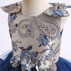 Elegante vestido de gala para niñas con un lazo en los hombros.