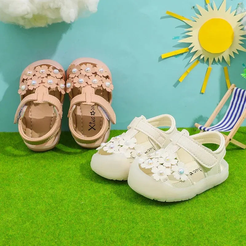 Sandales bébé avec de petites fleurs