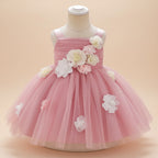 Elégante robe fleurie et douce bébé