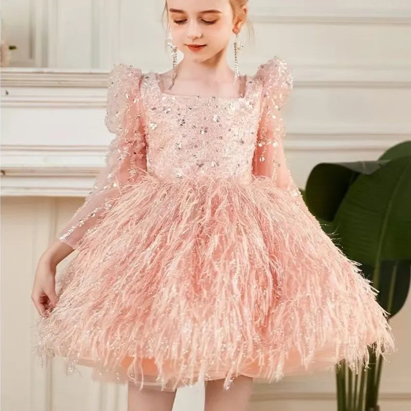 El vestido formal de mi pequeña niña de plumas