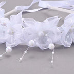 Corona de flores blancas para la ceremonia de un niño