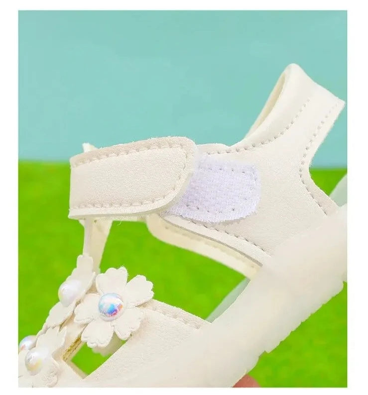 Sandali per bambini con piccoli fiori