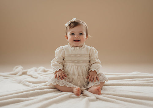 Barboteuse bébé cérémonie beige portée, tenue baptême bébé fille 6 mois