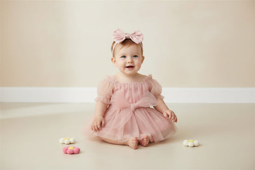 Barboteuse bébé en tulle rose portée, tenue cérémonie bébé fille 6 mois
