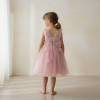 Vestido de verano formal con estampado de mariposas