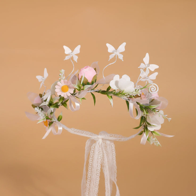 Serre-tête fleuri Maïa avec papillons montés sur tiges souples pour un effet de mouvement magique