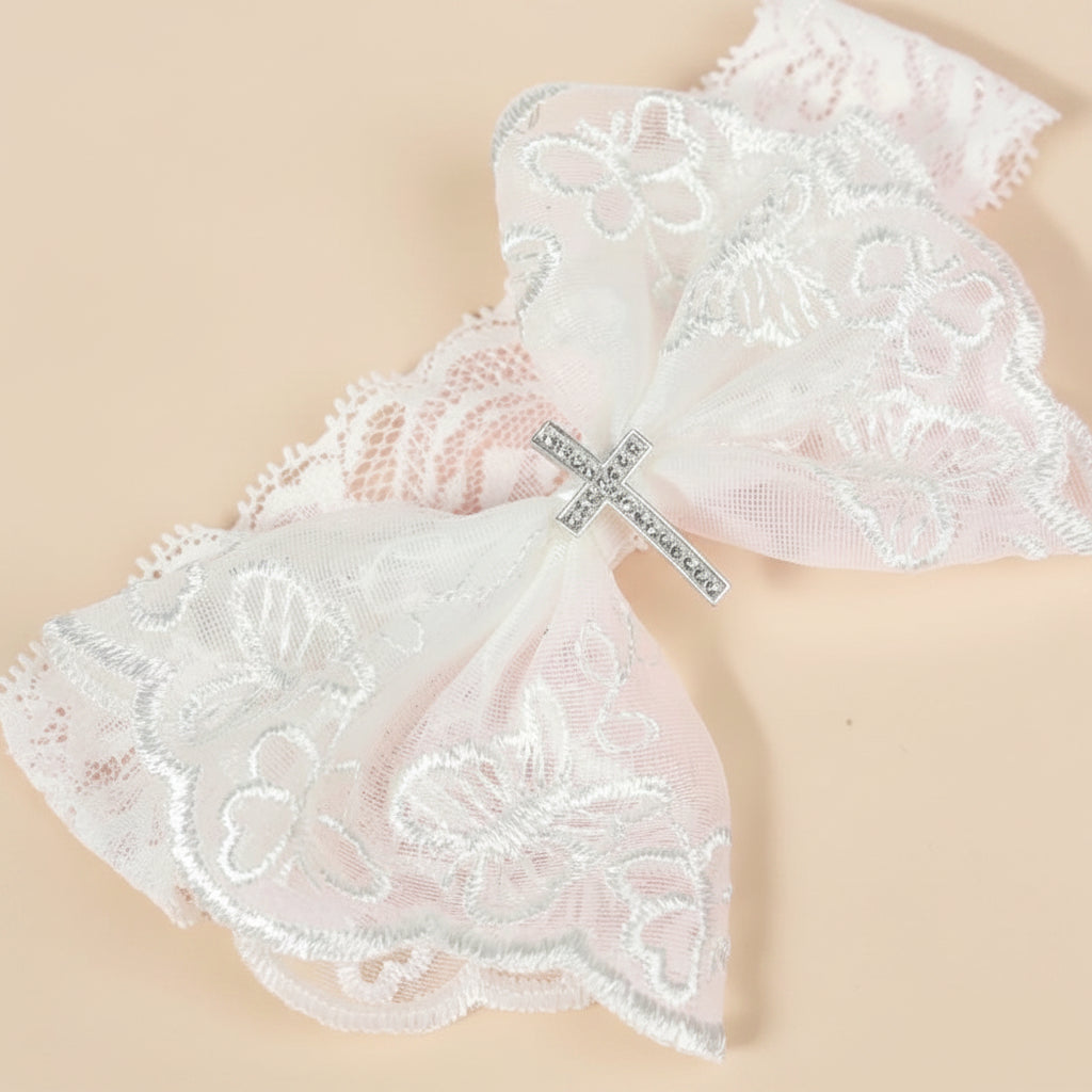 Détail du bandeau Élina montrant la texture de la dentelle fine et le travail des perles nacrées sur le nœud central